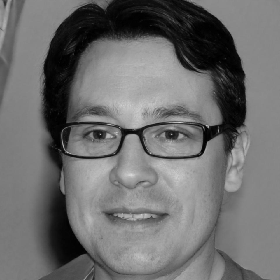 Retrato profesional de Aurelio Mendoza