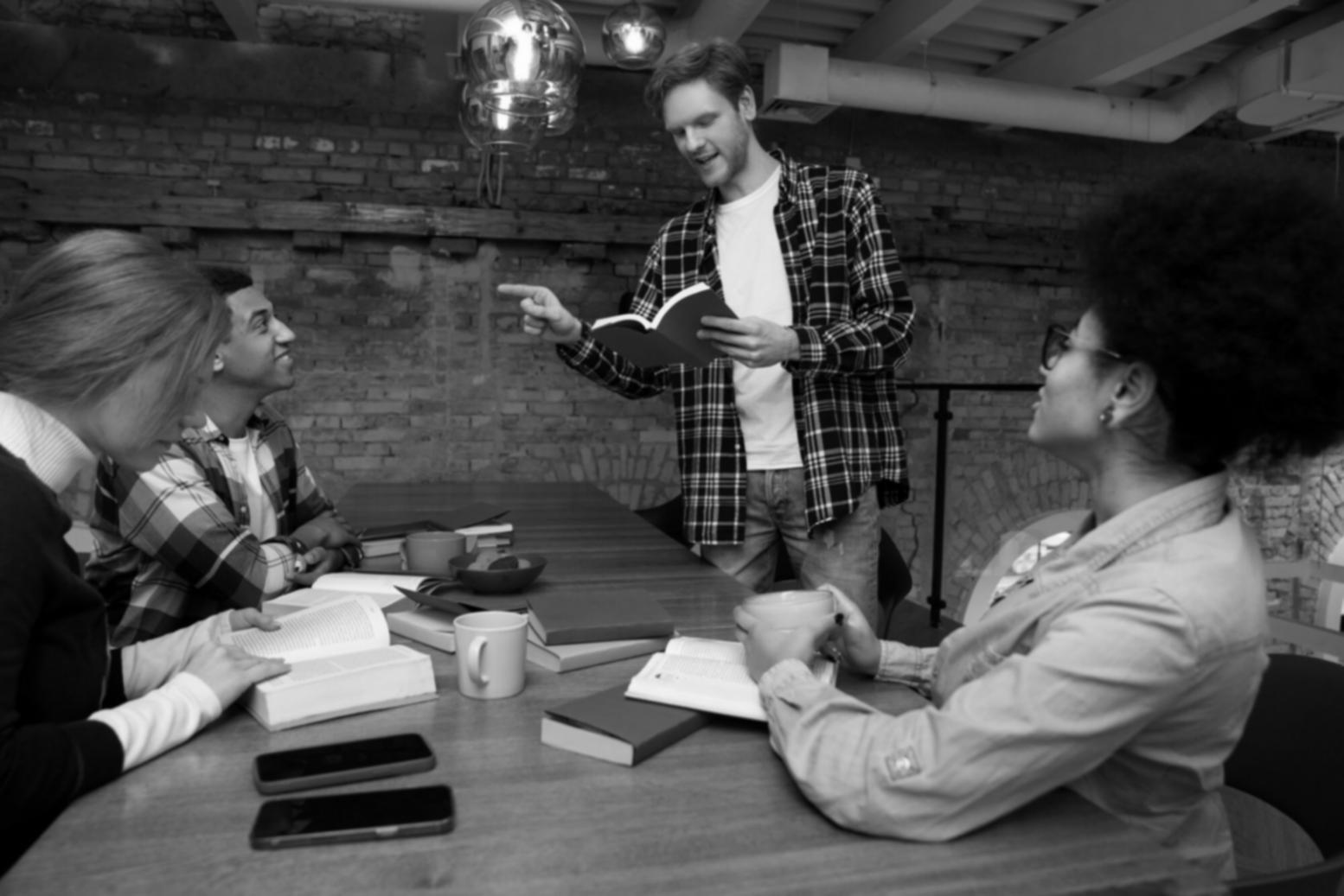 Equipo de verinalothiq trabajando en análisis financiero colaborativo